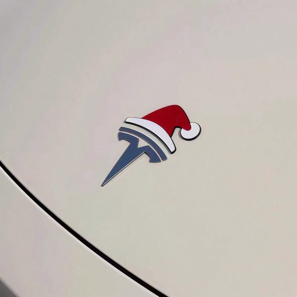 Festive Christmas Hat Car Badge – Slightly Raised Decorative Sticker for Cars & Holiday Auto Decor（2pcs）